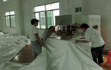 膜結(jié)構(gòu)焊接機(jī)加工現(xiàn)場