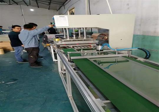 磁吸門簾旺季來臨,購買一臺放心全自動門簾熱合機技巧