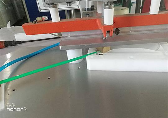 高頻焊接機(jī)熱合產(chǎn)品時(shí)老是錯(cuò)位怎么辦？